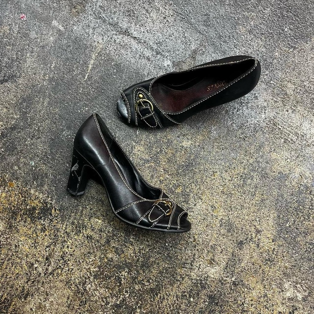Vtg Gothic/Punk Black leather peep toe kitten heels with gold buckle detail sz 7